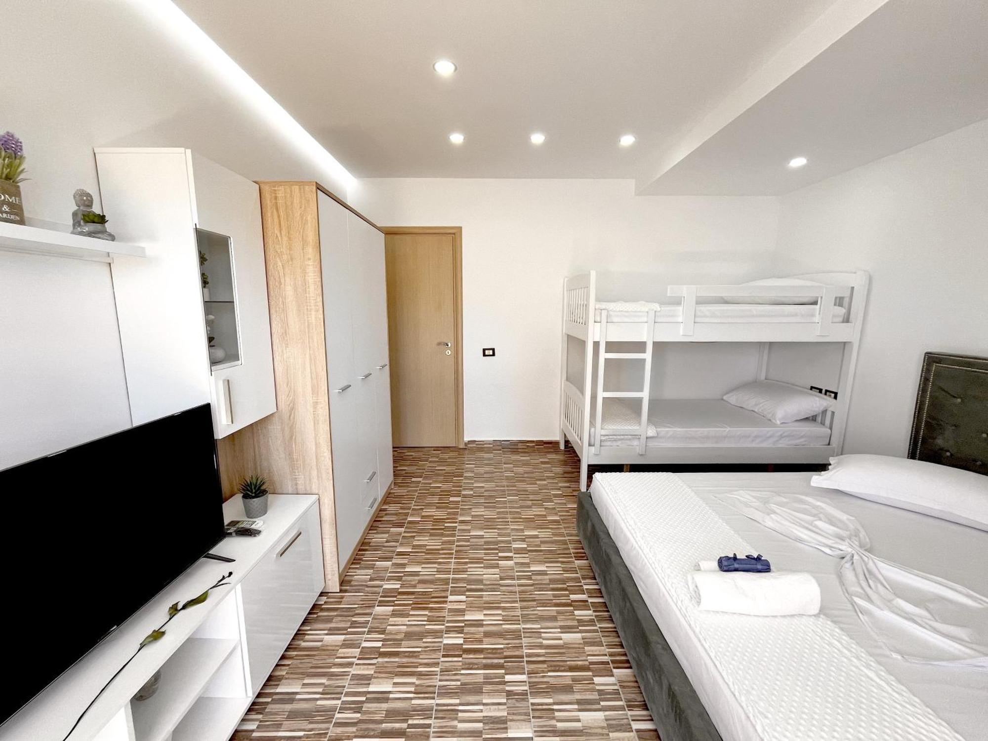 Kam Apartments In The City Center Вльора Екстер'єр фото