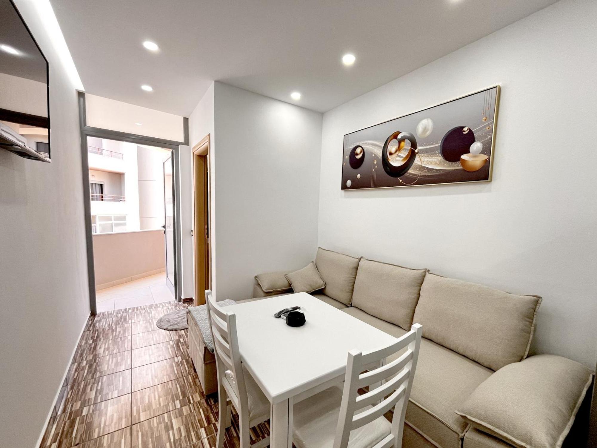 Kam Apartments In The City Center Вльора Екстер'єр фото