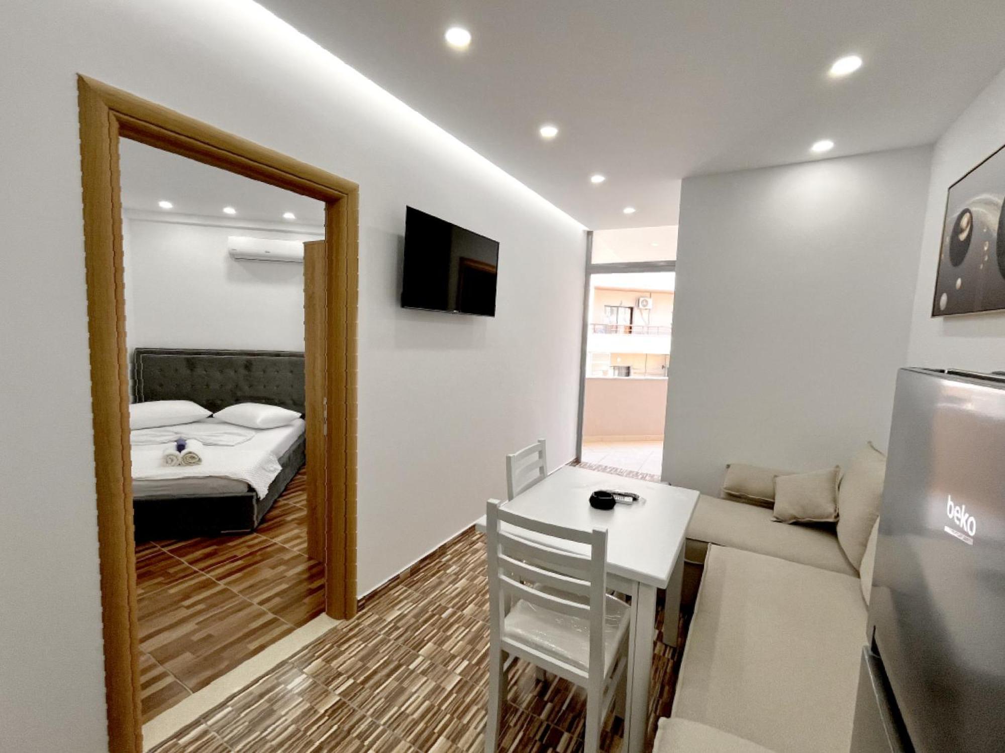 Kam Apartments In The City Center Вльора Екстер'єр фото